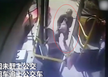 山西一男子沒趕上公交車，憤而搭出租追趕，逼停公交車