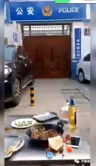 派出所門(mén)口擺酒桌發(fā)朋友圈炫耀 任性就要付出代價(jià)