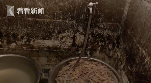 網紅鳳爪廁所烹煮 制作現(xiàn)場令人作嘔