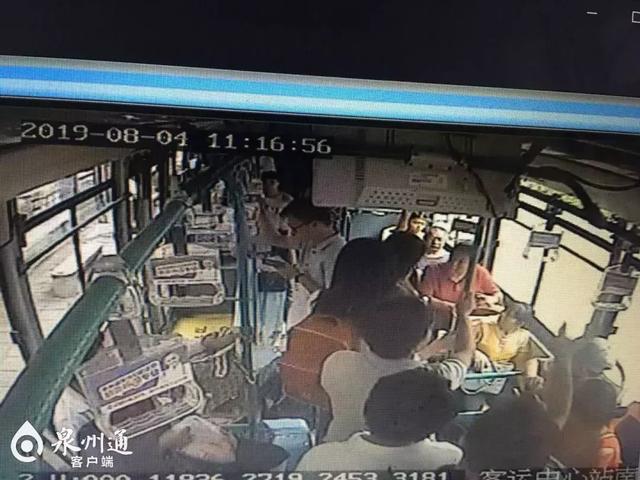 讓座慢遭大媽掌摑 該不該尊這些“為老不尊”的人/>
</p>
<p>
	11點16分58秒左右，大媽坐下，仍舊在說著話。此時，前車廂的安全員穿過擁擠的過道走向女孩和大媽，快到時，大媽突然站了起來，揚起手朝女孩打去。只聽見女孩尖叫“你干嗎打我啊”，迅速來到女孩身邊的安全員站在兩人之間，詢問“干嗎呢”，并用手擋住大媽再次揚起的手，及時制止了。
</p>
<p>
	在大媽打向女孩的瞬間，車廂內的乘客也被嚇一跳。女孩質問大媽“干嗎打人，你動手打人就不對，你要道歉”，<span style=