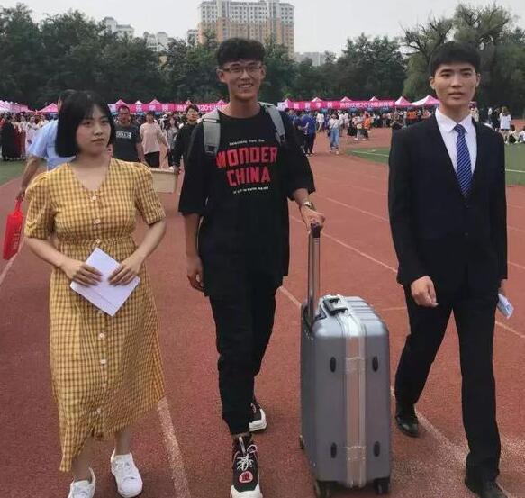 男孩報考女子學院 他媽媽的目標就是“抱得美人歸”