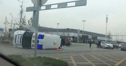 菏澤救護車側翻 3人受傷事故原因正在調查