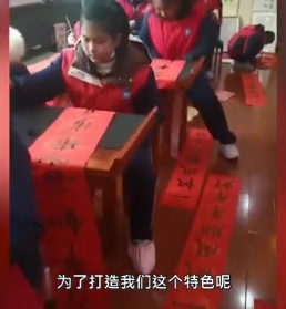 中學(xué)用學(xué)生書法當(dāng)校牌兩周一換 這是對(duì)孩子們能力的肯定